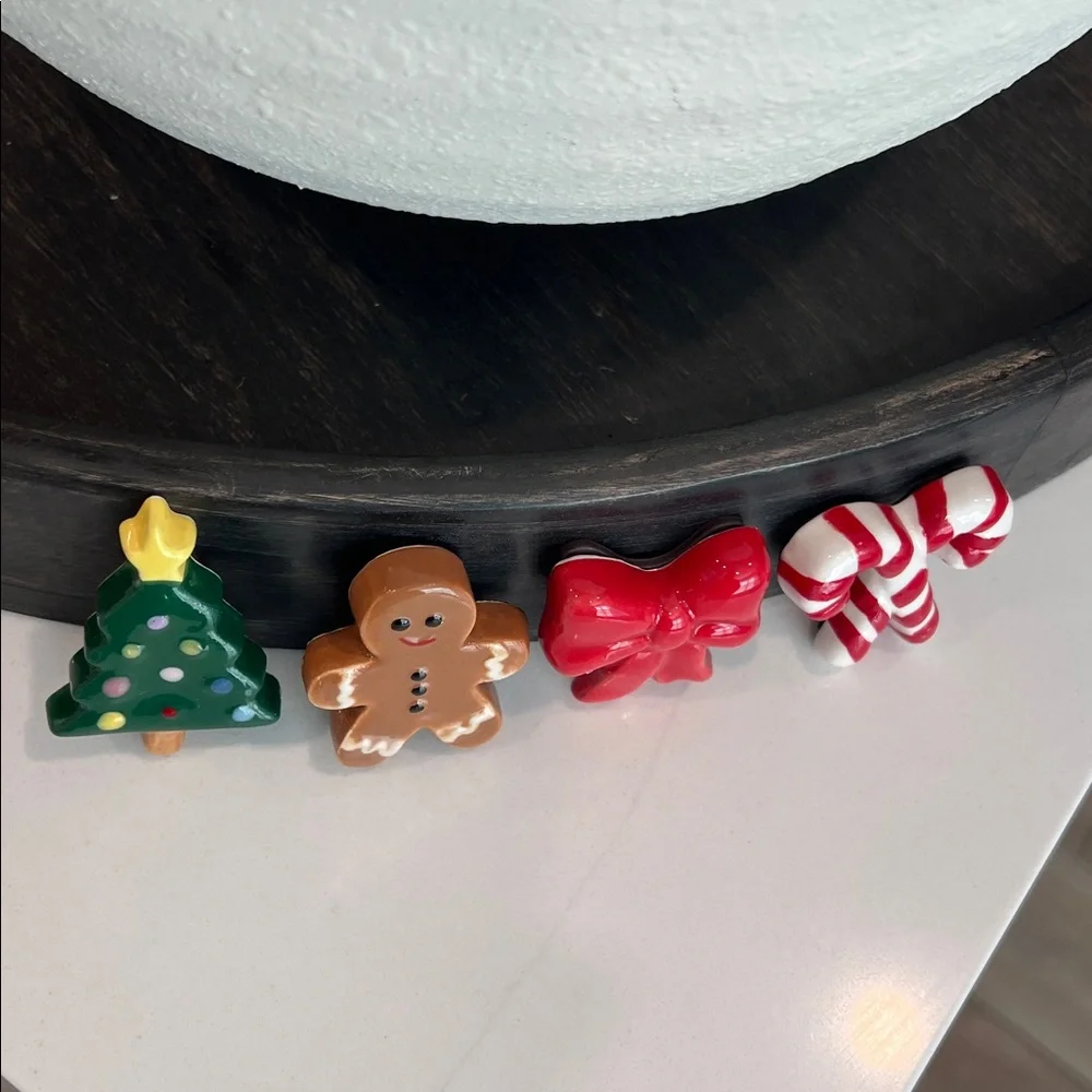 🎄🫚🎀 So. Cute. Ceramic.4pc Magnets..
